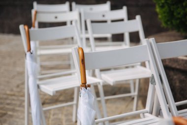 Beyaz sandalye Beyaz şemsiye ile. Düğün töreni