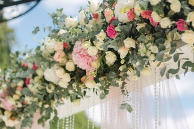 Açık Hava Weddind süs. Güzel bir beyaz kemer çiçek dekoru. Ağaç görünümünü güzel beckground