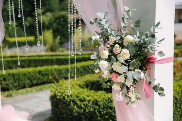 Do wesela () ozdoba na świeżym powietrzu. Kwiatowe dekoracje piękne białe arch. Beckground piękny widok drzewa — Zdjęcie stockowe