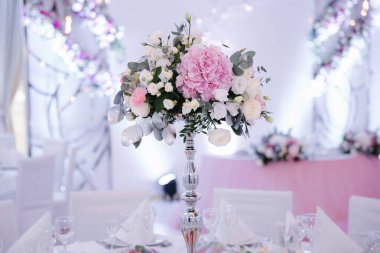 Düğün buketi restoranda masanın üzerine