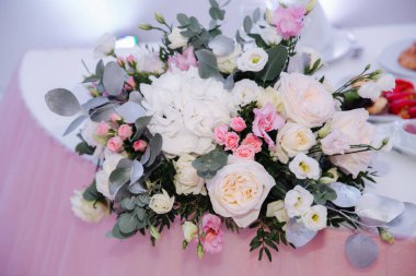 Restoranda düğün çiçek dekorasyon