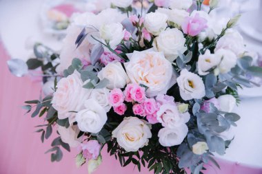 Düğün buketi restoranda masanın üzerine