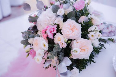 Düğün buketi restoranda masanın üzerine