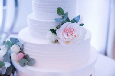 Çiçeklerle süslenmiş güzel düğün pastası