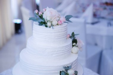 Çiçeklerle süslenmiş güzel düğün pastası