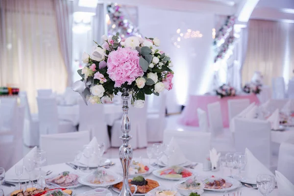 Hochzeitsstrauß im Restaurant auf dem Tisch — Stockfoto
