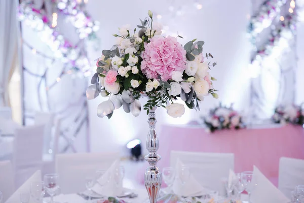 Bouquet de mariage au restaurant sur la table — Photo
