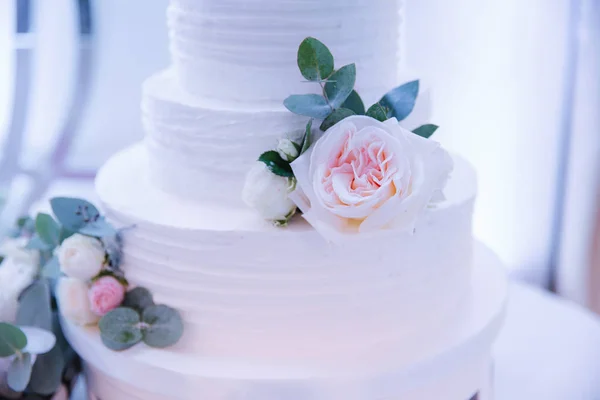 Красивый свадебный торт украшен цветами — стоковое фото