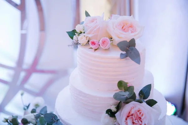 花で飾られた美しいウェディング ケーキ — ストック写真