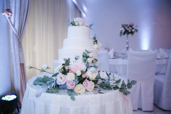 Virágokkal díszített gyönyörű esküvői torta — Stock Fotó