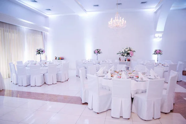 Bruiloft tafels in het restaurant. deciration — Stockfoto