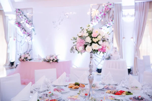 Buquê de casamento no restaurante na mesa — Fotografia de Stock