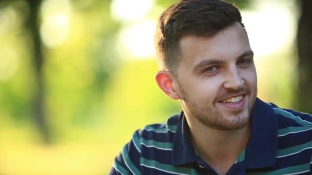 Jonge verliefde paar dateren terwijl het berijden van fietsen in het park — Stockvideo