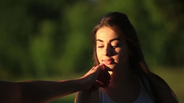 Belle fille dans le parc — Video