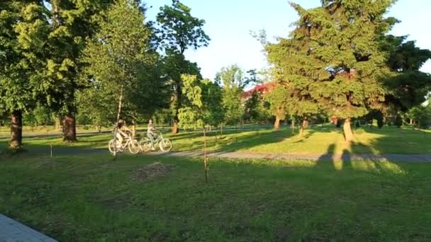 Glada unga par njuter av cykel rida. Soliga sommar tid. — Stockvideo