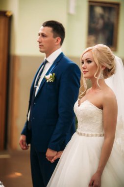 Gelin ve damat kilisede aşk yemini vermek