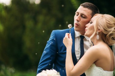 Damat ve gelin karahindiba üfleme