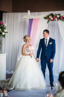 Mutlu gelin ve damat düğün üzerinde