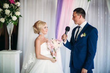 Mutlu gelin ve damat düğün üzerinde