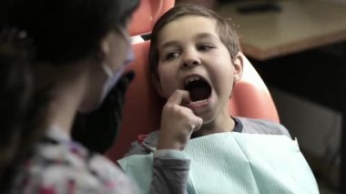 Tıp, diş hekimliği ve sağlık kavramı - çocuk hasta diş Kliniği sandalye ayarlama ile kadın diş hekimi
