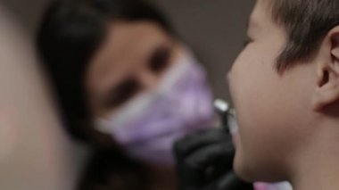Doktor video. Yakın çekim. Erkek