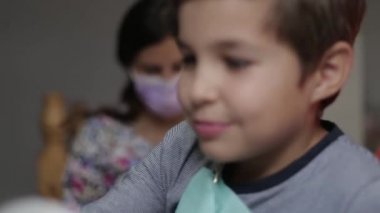 Bir çocuk diş hekimi ziyaret, bir kadın doktor Childs'ın diş davranır