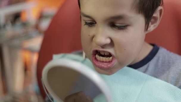 Kind jongen in tandarts — Stockvideo