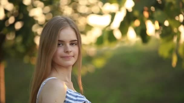 Linda Artista Menina Está Parque Segurando Paleta Com Tintas — Vídeo de Stock