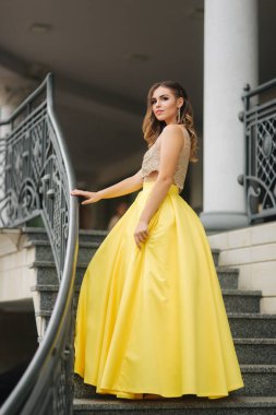 Güzel kız makyaj ve saç modeli ile belgili tanımlık merdiven üstünde duruyor