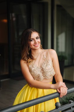 Muhteşem gece elbisesi içinde mutlu gülümseyen kadın