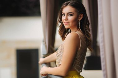 Zarif esmer Bayan kürsüye lüks balkonlu ve gülümsemesi