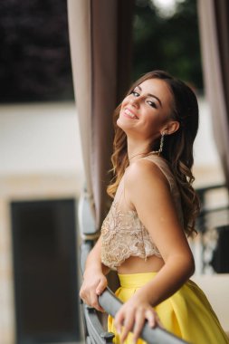 Zarif esmer Bayan kürsüye lüks balkonlu ve gülümsemesi