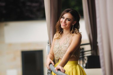 Zarif esmer Bayan kürsüye lüks balkonlu ve gülümsemesi