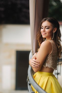 Zarif esmer Bayan kürsüye lüks balkonlu ve gülümsemesi