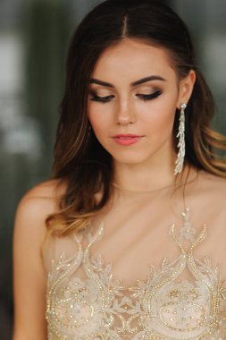 Kız gözlerini kapatın ve onu güzel makyaj ve saç modeli göster