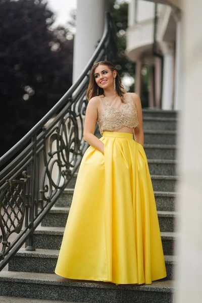 Lady σε φόρεμα κίτρινο erening σταθεί σκάλες — Φωτογραφία Αρχείου
