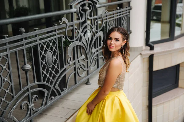 Feliz mulher sorridente em vestido de noite incrível — Fotografia de Stock