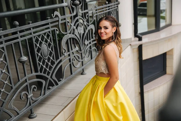 Gelukkig lachende vrouw in verbazingwekkende avondjurk — Stockfoto