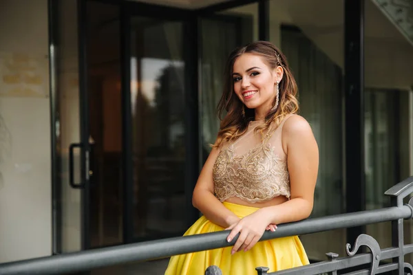 Gelukkig lachende vrouw in verbazingwekkende avondjurk — Stockfoto