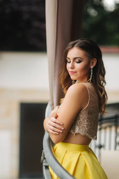 Elegant brunett dam stå på lyxiga balkong och leende — Stockfoto