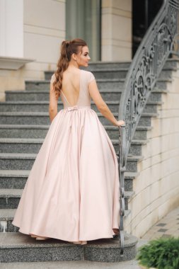 Merdiven otel tarafından kürsüye zarif esmer Bayan