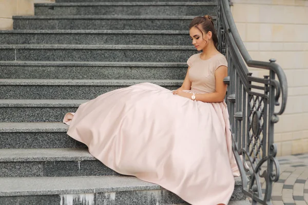 Mode modell sis på trappor av hotellet. Joung flicka leende — Stockfoto