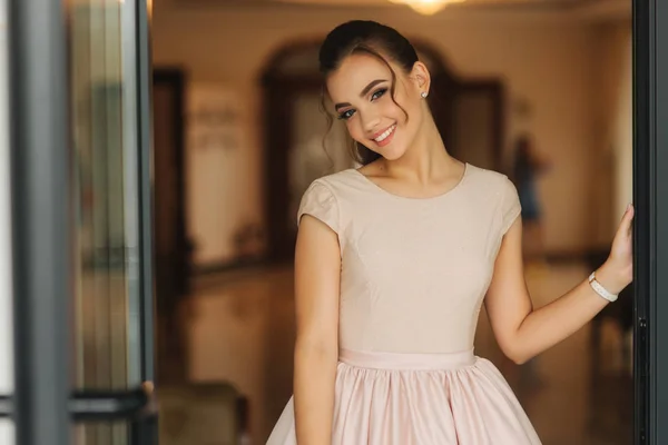 Stylowa dziewczyna w sukience stoją w holu hotelu. Dziewczyna uśmiech do kamery — Zdjęcie stockowe