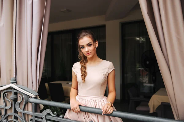 Stoisko eleganckie brunetka dama na balkon luksusowych i uśmiech — Zdjęcie stockowe