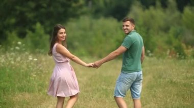 Çift el ele tutuşarak ve alanda yürüyüş