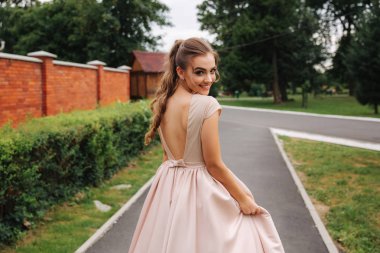 Fotoğrafın dışında genç şık model teşkil etmektedir