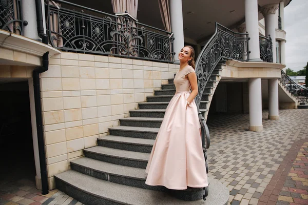 Elegante dame satnd op trappen voor restaurant — Stockfoto