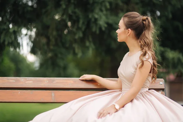 Posh glamoorus modèle assis sur le banc en robe de soirée — Photo