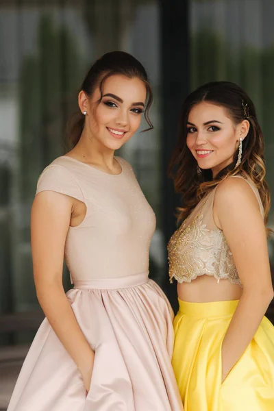 Zwei Mädchen Abendkleid Zeigen Ihr Make — Stockfoto