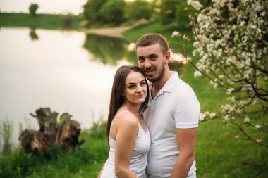 Bir kız için bir marrige teklif kılıyor. Ona nişan için bir yüzük verir.